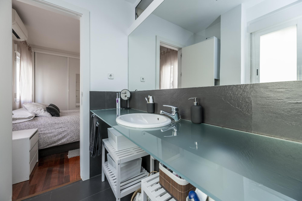 Bien aménager une salle de bains dans une chambre pour gagner de l'espace