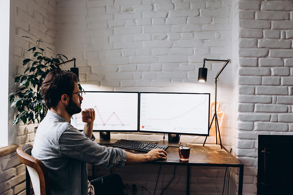 Optimiser son bureau de télétravail avec deux écrans pour plus de productivité
