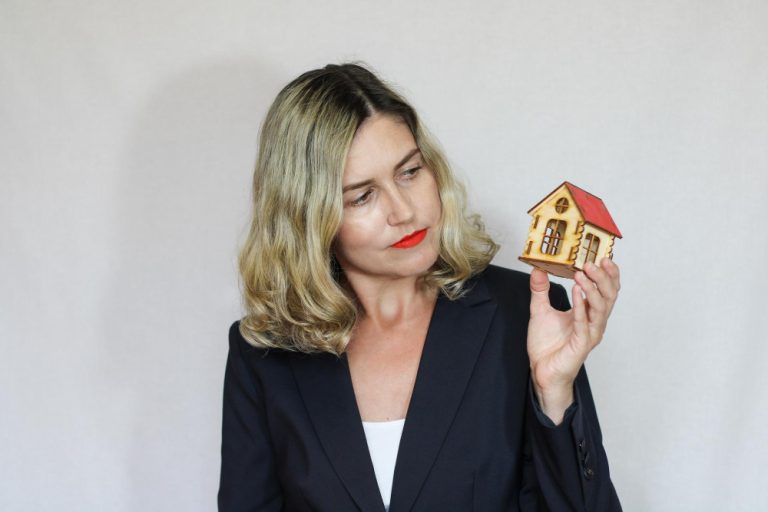 Je suis veuve et astuces pour vendre ma maison sans difficulté